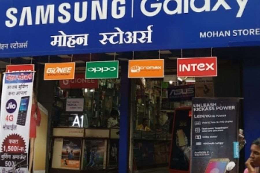 Mohan Stores, Guruwar Peth, Karad Overview Mobiles in Karad Karad